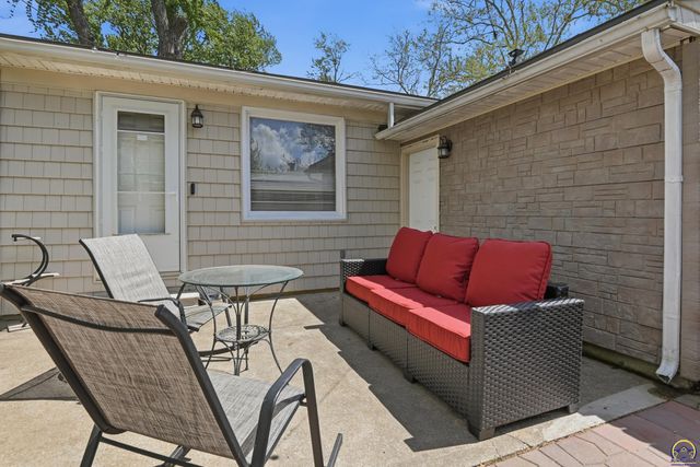 5700 SW Avalon LN, Topeka, KS 66604