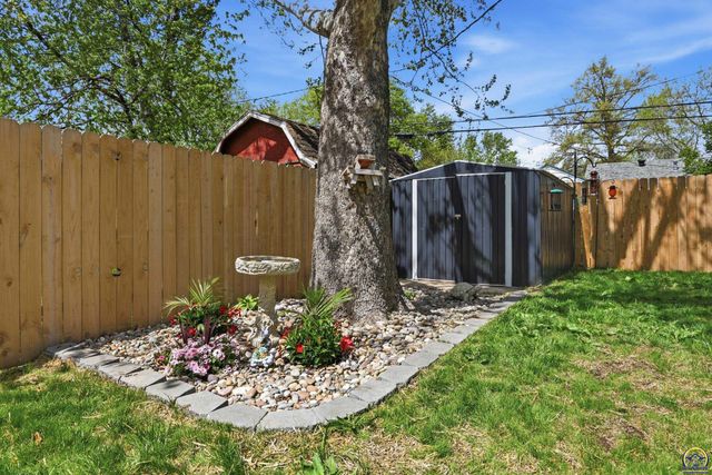 5700 SW Avalon LN, Topeka, KS 66604