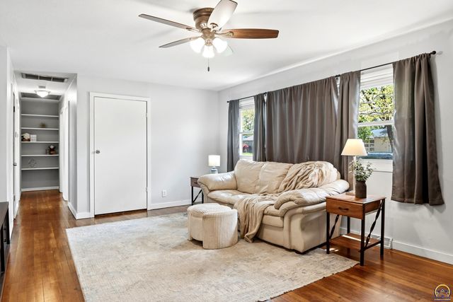 5700 SW Avalon LN, Topeka, KS 66604
