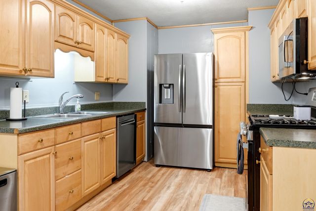 5700 SW Avalon LN, Topeka, KS 66604