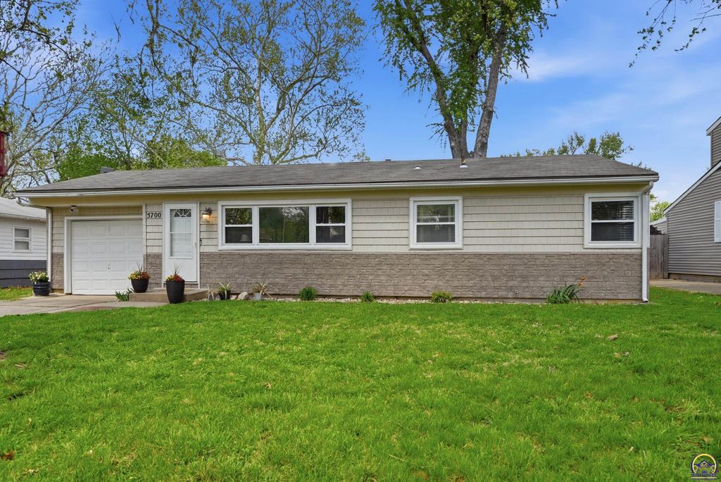 5700 SW Avalon LN, Topeka, KS 66604