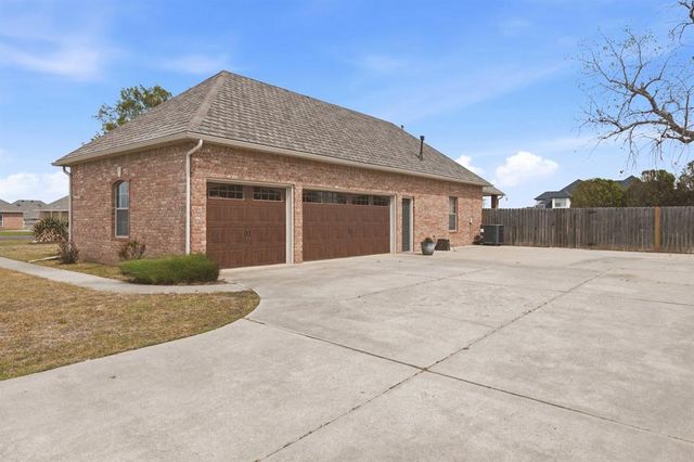 4100 Hidden Lake Circle, Moore, OK 73160