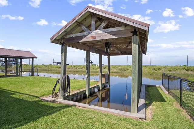 1352 Van Sant, Gilchrist, TX 77617