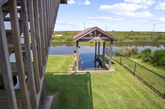 1352 Van Sant, Gilchrist, TX 77617
