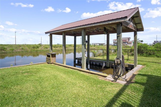 1352 Van Sant, Gilchrist, TX 77617