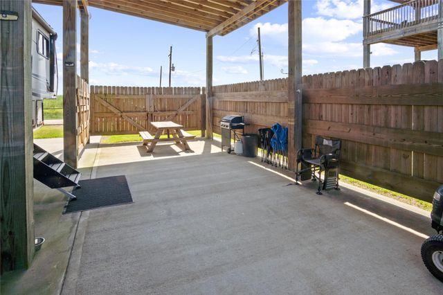 1352 Van Sant, Gilchrist, TX 77617