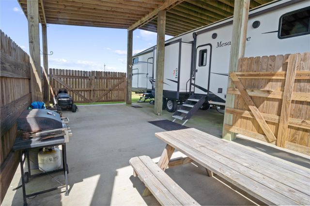 1352 Van Sant, Gilchrist, TX 77617