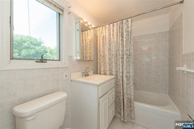 56 Lunn Avenue, Bergenfield, NJ 07621