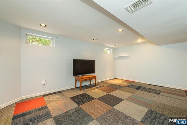 56 Lunn Avenue, Bergenfield, NJ 07621