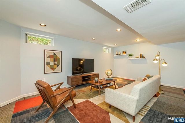 56 Lunn Avenue, Bergenfield, NJ 07621