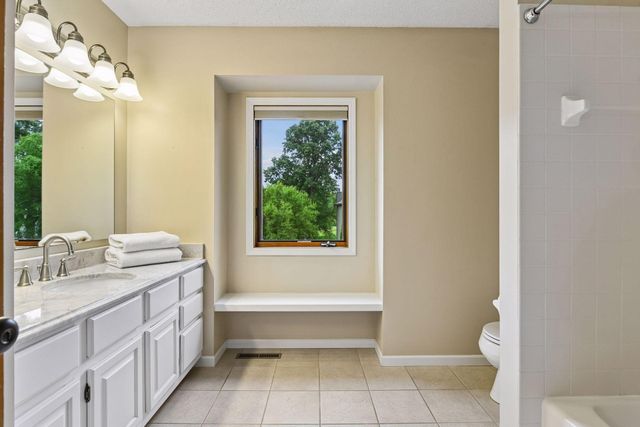 1929 Woodstone Drive, Victoria, MN 55386