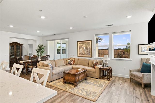 8289 Evans Tree Dr, Roseville, CA 95747