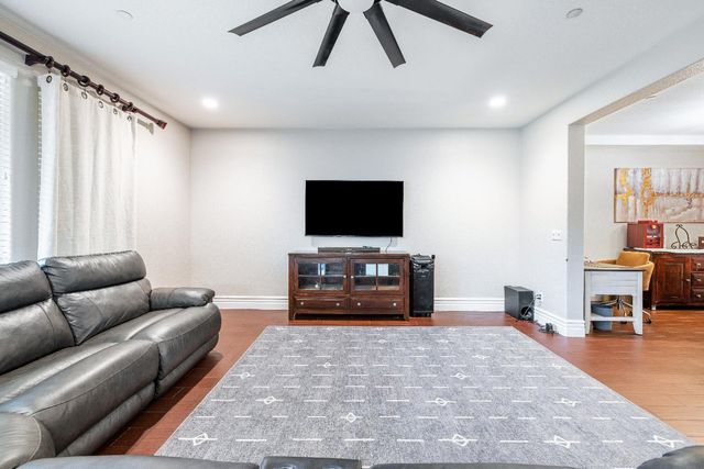 1047 Maine Avenue, Clovis, CA 93619