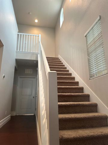 1047 Maine Avenue, Clovis, CA 93619