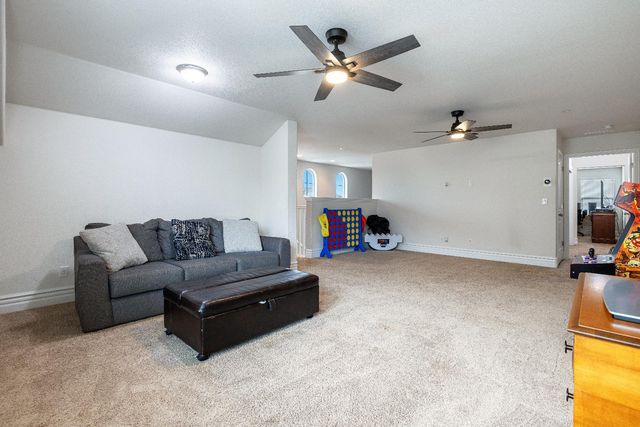 1047 Maine Avenue, Clovis, CA 93619