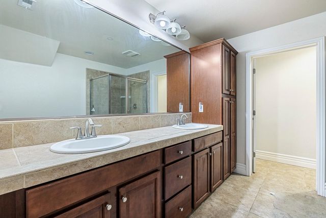 1047 Maine Avenue, Clovis, CA 93619