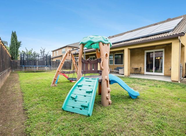 1047 Maine Avenue, Clovis, CA 93619