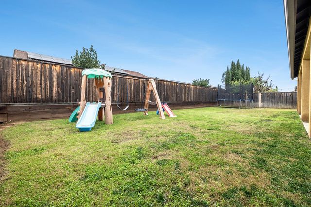 1047 Maine Avenue, Clovis, CA 93619