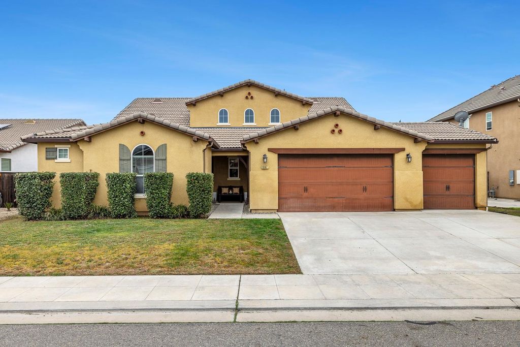 1047 Maine Avenue, Clovis, CA 93619