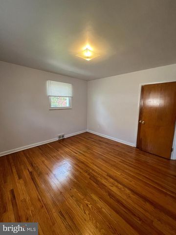 12 COLLINS LN, Maple Shade, NJ 08052