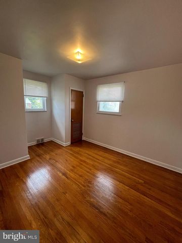 12 COLLINS LN, Maple Shade, NJ 08052