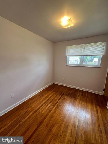 12 COLLINS LN, Maple Shade, NJ 08052