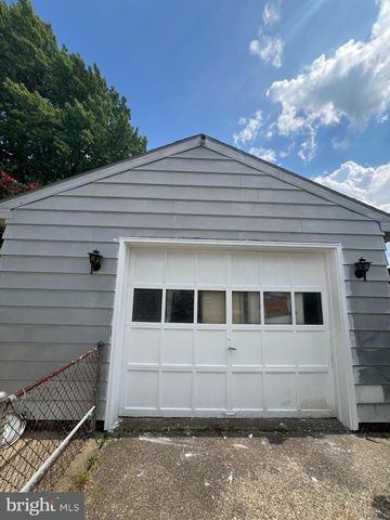 12 COLLINS LN, Maple Shade, NJ 08052