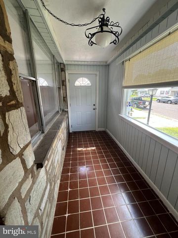 12 COLLINS LN, Maple Shade, NJ 08052