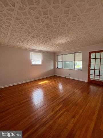 12 COLLINS LN, Maple Shade, NJ 08052