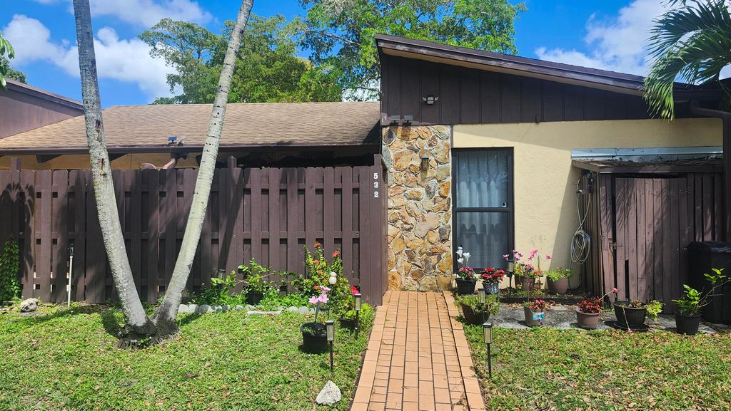532 Briarwood Circle 2-48, Hollywood, FL 33024