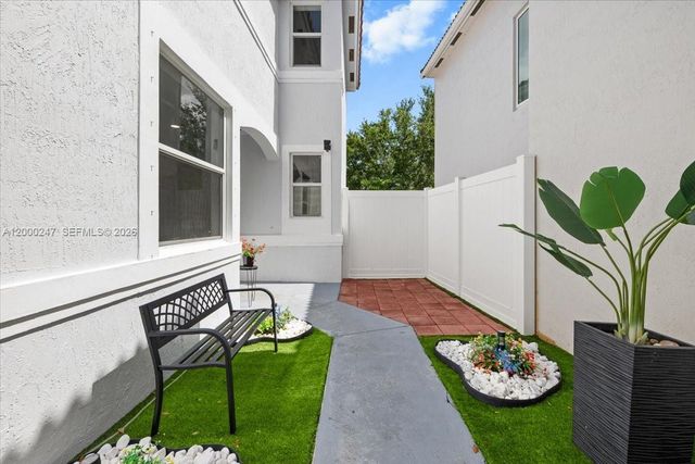 15385 SW 51st St, Davie, FL 33331