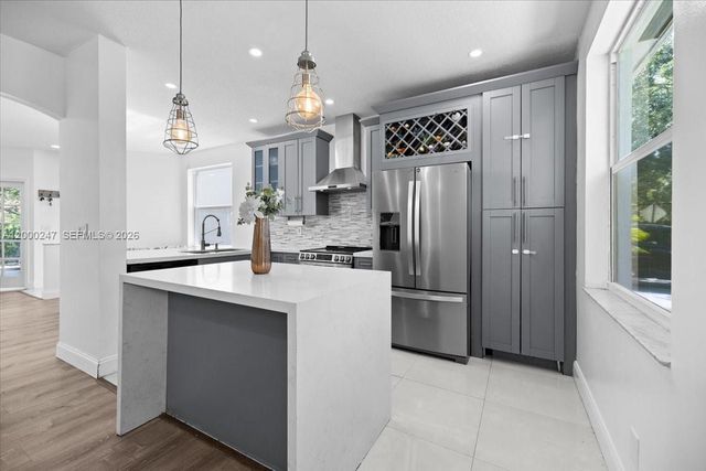 15385 SW 51st St, Davie, FL 33331