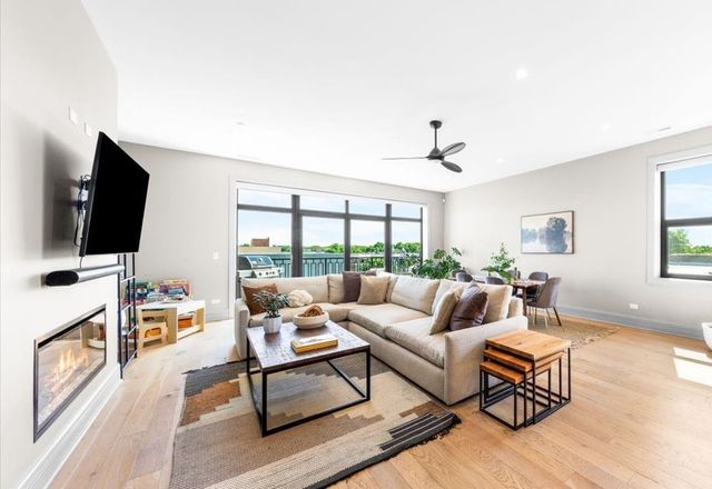 4504 N Clark Street 404, Chicago, IL 60640