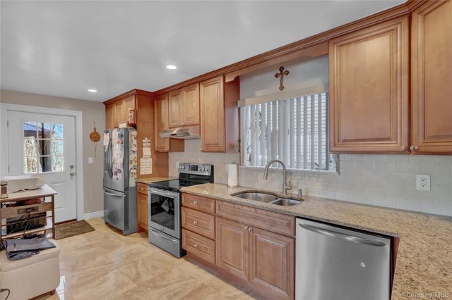 2 Riverview Terrace, Smithtown, NY 11787