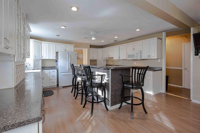 465 MEADOWCREST CIR W, Memphis, TN 38117