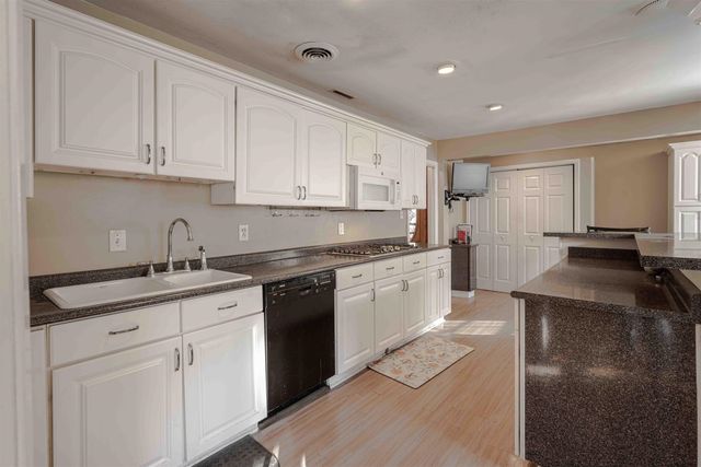 465 MEADOWCREST CIR W, Memphis, TN 38117