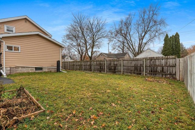 246 W 18TH AVENUE, Oshkosh, WI 54902