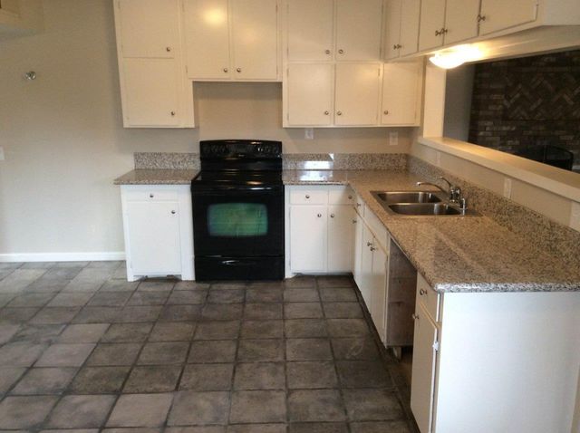 537 W University Avenue, Fresno, CA 93705
