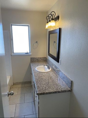 537 W University Avenue, Fresno, CA 93705