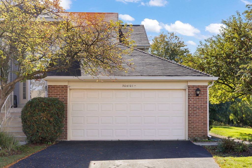 30W101 Fairfax Court 101, Warrenville, IL 60555 — photo 2