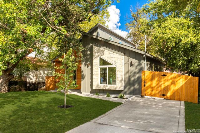 1735 E Crockett St, San Antonio, TX 78202