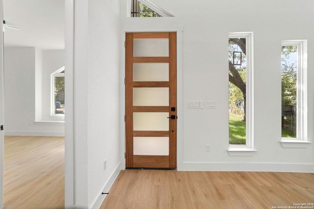 1735 E Crockett St, San Antonio, TX 78202