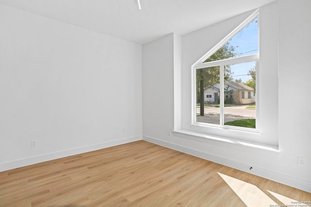 1735 E Crockett St, San Antonio, TX 78202