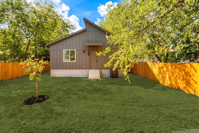 1735 E Crockett St, San Antonio, TX 78202