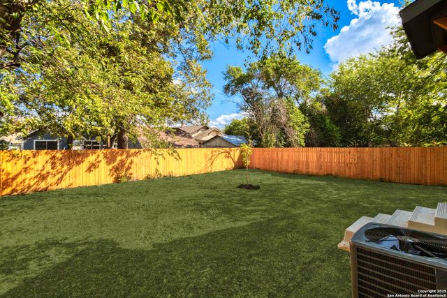 1735 E Crockett St, San Antonio, TX 78202