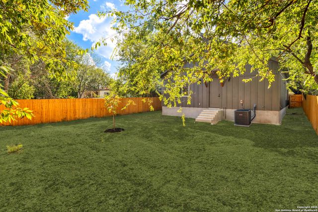 1735 E Crockett St, San Antonio, TX 78202