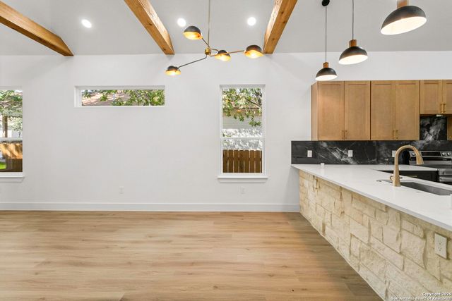 1735 E Crockett St, San Antonio, TX 78202