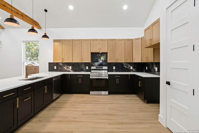 1735 E Crockett St, San Antonio, TX 78202