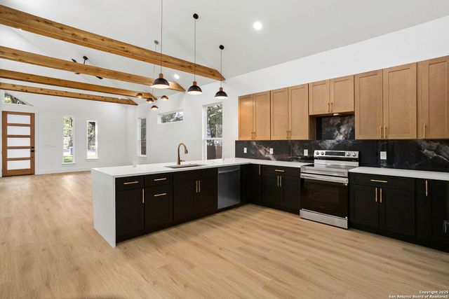 1735 E Crockett St, San Antonio, TX 78202