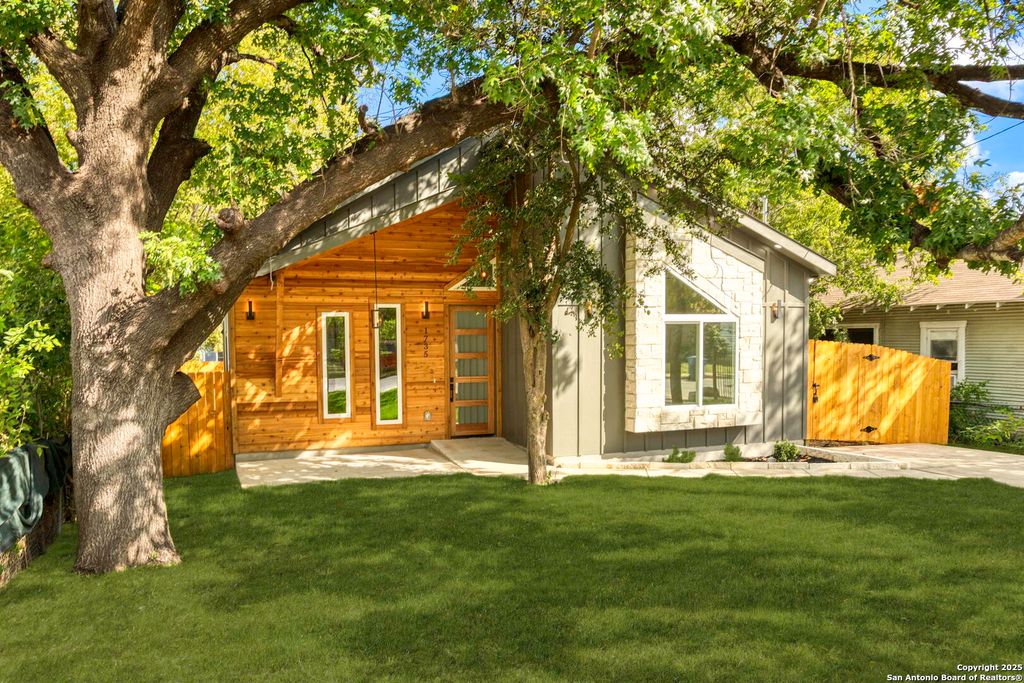 1735 E Crockett St, San Antonio, TX 78202